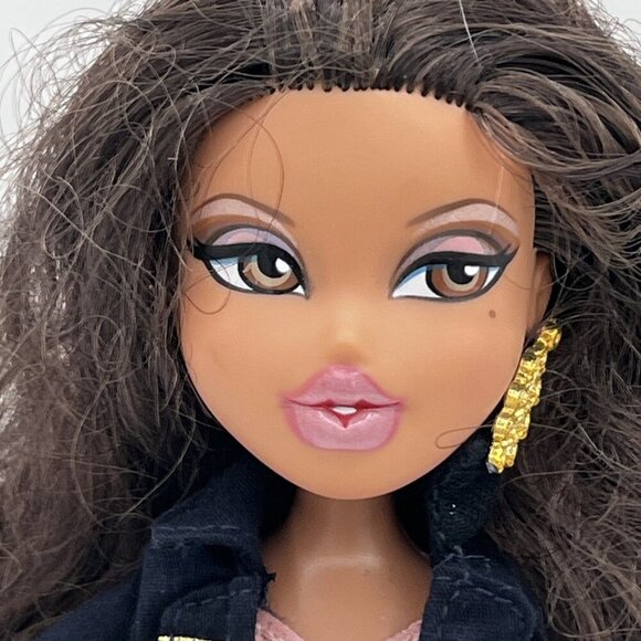 Bratz 10th Anniversary Yasmin 2010 10/10/10 Unlock Secret Surprise Online - Picture 2 of 10